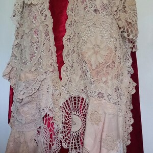 Szal z koronką boho: ręcznie robione serwetki vintage, akcenty z brzoskwiniowego jedwabiu