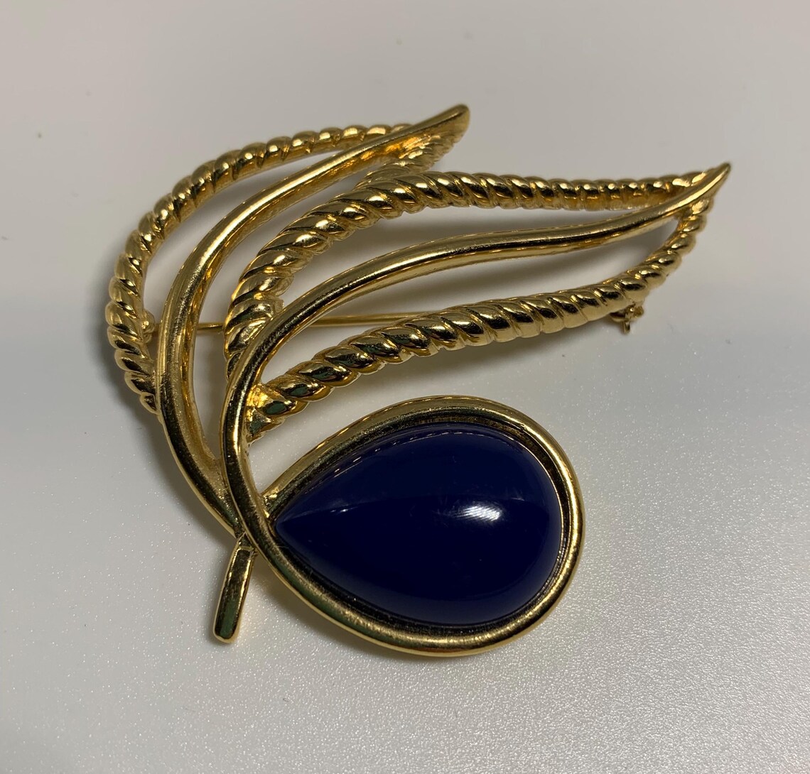 Vintage Signed Designer Trifari Blue Teardrop Shaped Cabochon Gold ...