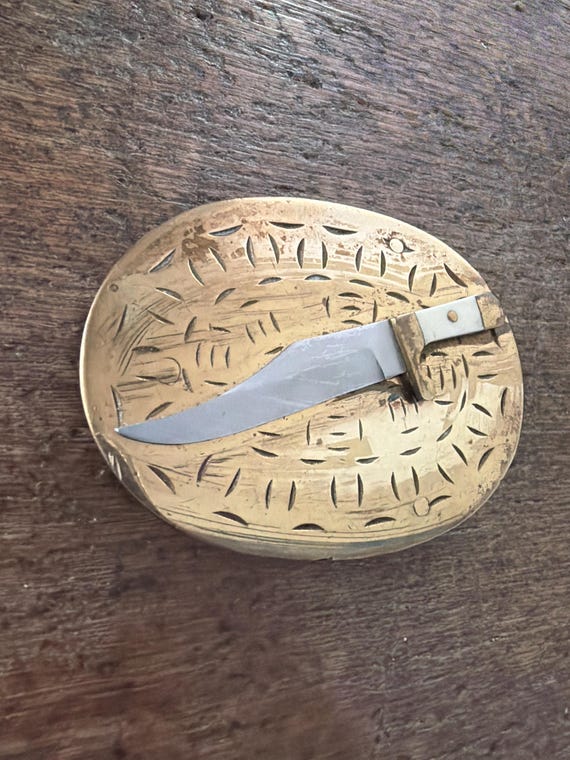 Vintage buckle with miniature scale 3D knife mounted piece brass color base belt buckle View 2