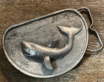 Vintage Great White Shark Jaws Attack raised design pewter colored belt buckle Bergamot 1976