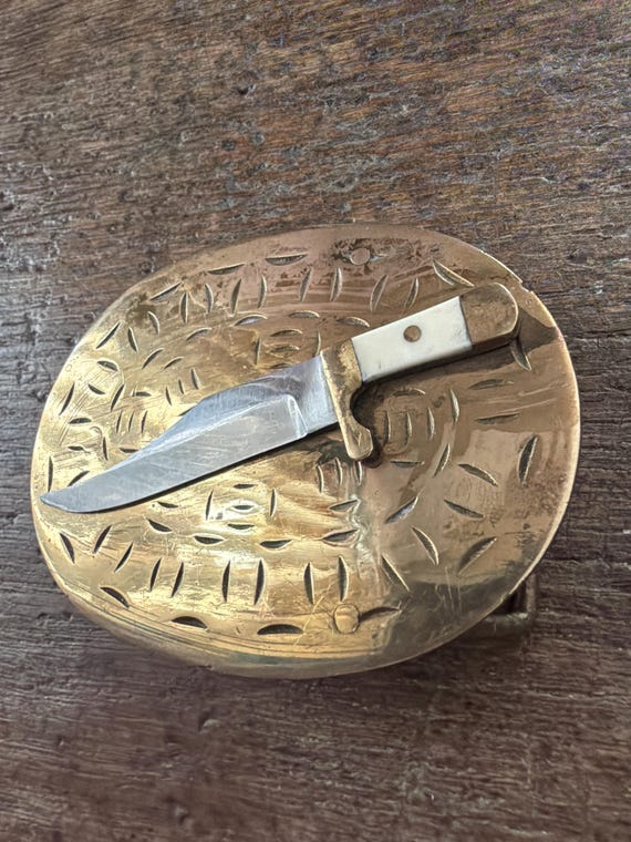 Vintage buckle with miniature scale 3D knife mounted piece brass color base belt buckle View 3