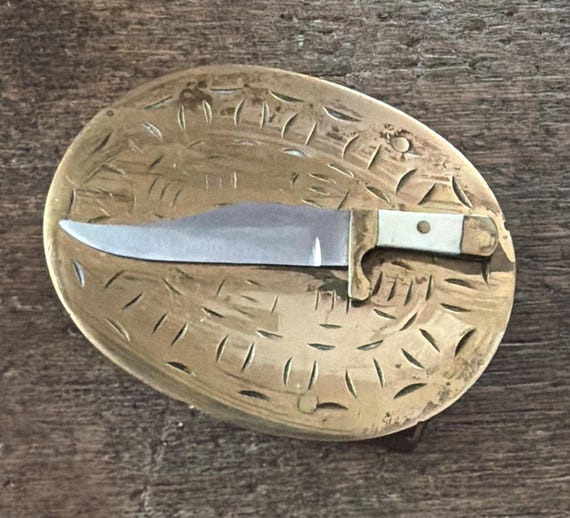 Vintage buckle with miniature scale 3D knife mounted piece brass color base belt buckle