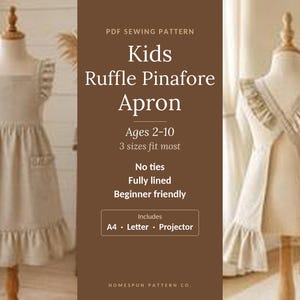 Può includere: Un grembiule a pettorina con volant per bambini color beige su manichino, con tasche frontali e orlo arricciato. Testo: PDF SEWING PATTERN, Kids Ruffle Pinafore Apron, Ages 2-10, 3 sizes fit most, No ties, Fully lined, Beginner friendly, Includes A4, Letter, Projector.