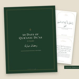 Puede incluir: Un folleto rectangular de color verde oscuro titulado 30 Days of Qur'anic Du'as for Ramadan con texto blanco y bordes dorados. Junto a &eacute;l, una p&aacute;gina blanca muestra caligraf&iacute;a &aacute;rabe y traducciones al ingl&eacute;s de oraciones.