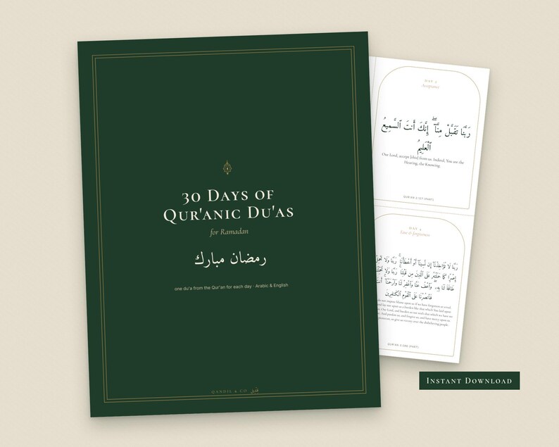 Puede incluir: Un folleto rectangular de color verde oscuro titulado 30 Days of Qur'anic Du'as for Ramadan con texto blanco y bordes dorados. Junto a &eacute;l, una p&aacute;gina blanca muestra caligraf&iacute;a &aacute;rabe y traducciones al ingl&eacute;s de oraciones.