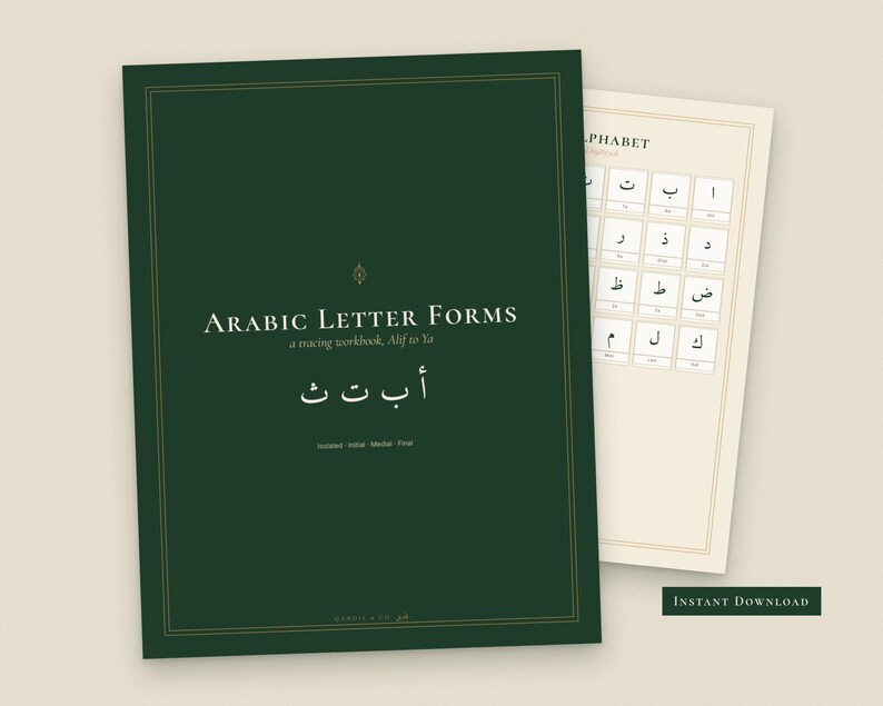 Puede incluir: Un cuaderno de ejercicios de caligraf&iacute;a de letras &aacute;rabes en verde oscuro con bordes dorados y texto blanco que dice Arabic Letter Forms, a tracing workbook, Alif to Ya. Al lado hay una hoja de referencia del alfabeto en color crema.