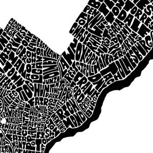 Pu&ograve; includere: Mappa di Philadelphia, Pennsylvania, in arte di parole in bianco e nero. La mappa &egrave; composta dai nomi dei diversi quartieri della citt&agrave;. I quartieri sono disposti in modo da assomigliare alla forma della citt&agrave;.
