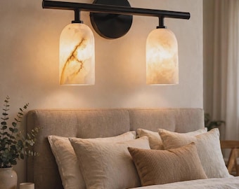 Aplique de pared de 2 luces en color negro con pantallas de alabastro. Iluminación moderna de lujo para baño. Lámpara de pared de estilo mediados de siglo.