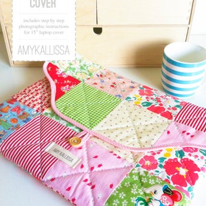 Puede incluir: Una funda para portátil de patchwork colorida con cierre de botón. La funda presenta varios patrones de tela, incluyendo rayas rojas, estampados florales y cuadros verdes. El texto "#007 LAPTOP COVER" y "AMYKALLISSA" son visibles.