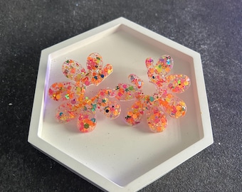 Glittery resin flower earrings – Colorful handmade costume jewelry – Original festive accessories – Gift idea for women