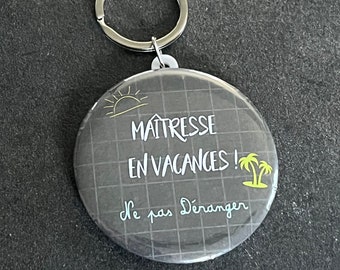 Badge - Porte-Clefs personnalisé Maîtresse en Vacances - Multicolore - cadeau, maitresse, atsem