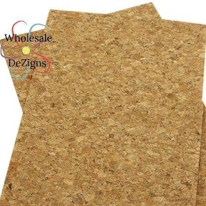 Puede incluir: Dos l&aacute;minas de corcho natural, cada una mide 30,5 cm por 45,7 cm. El corcho es de color marr&oacute;n claro con una textura ligeramente rugosa.
