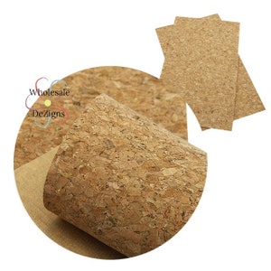 Puede incluir: Una hoja de tela de corcho natural de color marr&oacute;n claro. El corcho es texturizado y tiene un aspecto natural y r&uacute;stico. La tela es perfecta para proyectos de manualidades, decoraci&oacute;n del hogar y m&aacute;s.