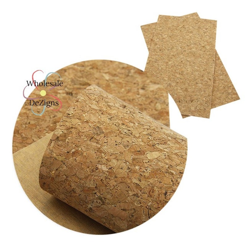 Puede incluir: Una hoja de tela de corcho natural de color marr&oacute;n claro. El corcho es texturizado y tiene un aspecto natural y r&uacute;stico. La tela es perfecta para proyectos de manualidades, decoraci&oacute;n del hogar y m&aacute;s.