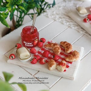 Puppenhaus Miniatur Frühstück mit Erdbeeren, Croissants und Erdbeermarmelade