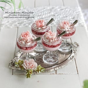 Puppenhaus Miniatur 4tlg. Erdbeer Panna Cotta Desserts Set, versch. rosa
