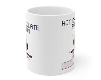 Puede incluir: Una taza de cerámica blanca con arte de píxeles de una poción de chocolate caliente. El diseño incluye el texto "HOT CHOCOLATE POTION", un pequeño corazón rosa, "+99 COZINESS" y "BREW OF HAPPINESS" en estilo retro con destellos amarillos.