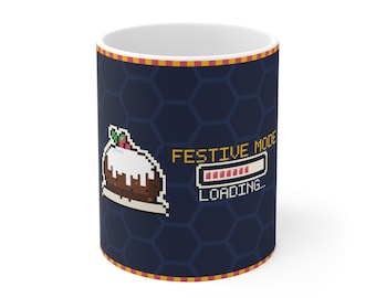 Taza con diseño de carga en modo festivo, pudín navideño pixelado, regalo retro para gamers.