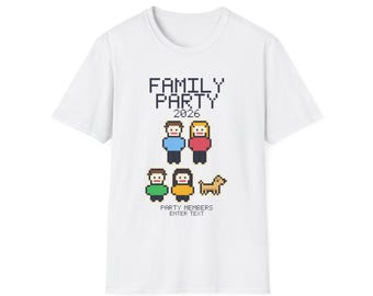 Puede incluir: Una camiseta blanca de manga corta con arte de píxeles de cuatro personas y un perro. El texto dice FAMILY PARTY 2026 y PARTY MEMBERS ENTER TEXT. Las figuras visten camisas azules, rojas, verdes y amarillas con pantalones oscuros.