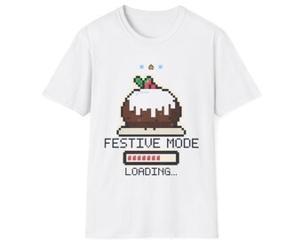 Camiseta con el mensaje "Cargando en modo festivo", camiseta navideña con diseño de pudín de Navidad pixelado.