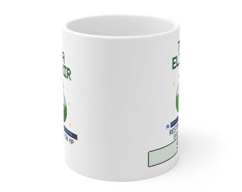 Puede incluir: Una taza de cerámica blanca con un gráfico de pixel art de una botella de poción verde. El texto dice "TA ELIXIR" y "RESTORES 50 MP" con un icono de estrella azul y una barra de progreso rectangular de color verde claro.