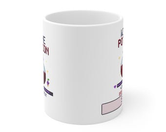 Puede incluir: Una taza de cerámica blanca con un gráfico de pixel art de una botella de poción llena de líquido rojo oscuro. El texto dice LOVE POTION, +20 BREATH, e incluye iconos de corazones morados y estrellas amarillas impresos en el lateral.