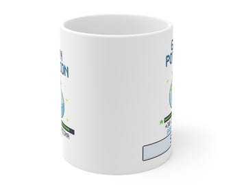 Puede incluir: Una taza de cerámica blanca con un gráfico de pixel art de una botella de poción azul. El texto "GREEN POTION" aparece sobre la botella, con "+30" y "BREW" debajo. Pequeñas estrellas amarillas rodean la botella y una barra gris claro se encuentra en la parte inferior.