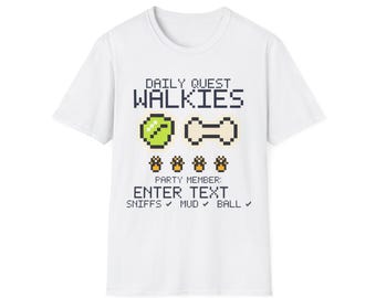 Puede incluir: Una camiseta blanca de manga corta con gráficos de arte píxel y el texto: DAILY QUEST WALKIES, PARTY MEMBER: ENTER TEXT, SNIFFS, MUD, BALL. El diseño incluye una pelota de tenis verde, un hueso blanco y cuatro pequeñas huellas.