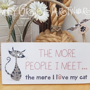 Hoe meer mensen ik ontmoet, hoe meer ik van mijn kat hou - houten bord, handgemaakt
