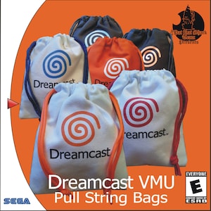 Puede incluir: Una colección de bolsas con cordón blancas, naranjas, azules y negras. Cada bolsa presenta el logotipo y el texto de Dreamcast. Las bolsas tienen cordones de colores y están sobre un fondo naranja. También se ve el texto "Dreamcast VMU Pull String Bags".