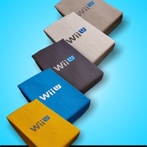 Puede incluir: Cinco fundas antipolvo para la consola Nintendo Wii U. Las fundas son de diferentes colores: amarillo, azul, azul oscuro, beige y beige claro. Cada funda tiene el logotipo de Wii U impreso.