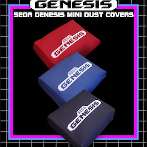 Op de afbeelding: Drie SEGA Genesis Mini stofhoezen in rood, blauw en zwart. Elke hoes heeft het SEGA Genesis logo in wit. De hoezen zijn gerangschikt op een zwarte achtergrond met een roze en blauwe rand.