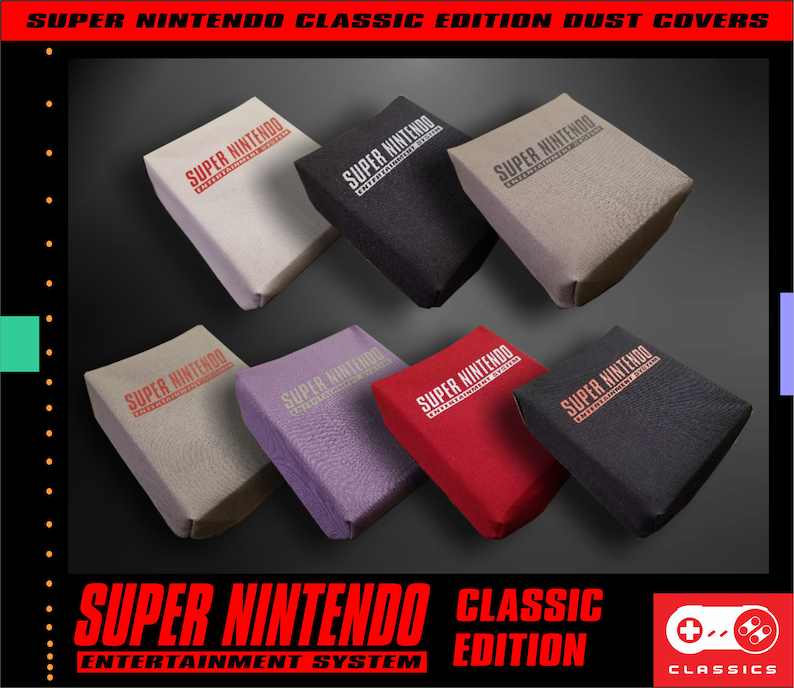 Op de afbeelding: Een verzameling Super Nintendo Classic Edition stofhoezen in diverse kleuren, waaronder beige, zwart, grijs, paars en rood. Elke hoes is voorzien van het Super Nintendo logo en tekst. De hoezen zijn ontworpen om de console tegen stof te beschermen.