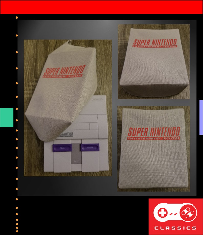 Op de afbeelding: Een lichtgrijze Super Nintendo Entertainment System-console met een bijpassende beschermhoes. De hoes en de console zijn voorzien van de woorden "Super Nintendo Entertainment System" in het rood. De console heeft paarse knoppen.
