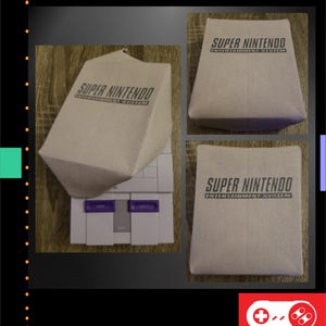 Op de afbeelding: Beige stoffen hoes voor een Super Nintendo Entertainment System console. De hoes heeft de tekst "SUPER NINTENDO ENTERTAINMENT SYSTEM" in grijs. De console is wit en grijs met paarse knoppen.