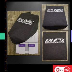 Op de afbeelding: Zwarte Super Nintendo Entertainment System consolehoes met witte tekst. De hoes wordt in meerdere weergaven getoond, waaronder &eacute;&eacute;n over de console. De tekst luidt "SUPER NINTENDO ENTERTAINMENT SYSTEM". De console is wit en grijs met paarse knoppen.