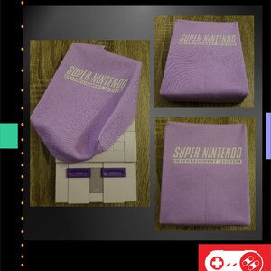 Op de afbeelding: Een lavendelkleurige Super Nintendo Entertainment System-console en bijpassende beschermhoes. De hoes en de console hebben het Super Nintendo-logo in wit. De console heeft paarse knoppen en een grijze behuizing. De afbeelding staat tegen een zwarte achtergrond.