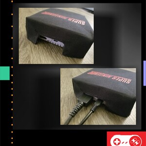 Op de afbeelding: Zwarte stoffen hoes voor een Super Nintendo console, met de woorden "SUPER NINTENDO" in het rood. Twee close-up shots tonen de console en zijn poorten. De rechter benedenhoek heeft een rood logo met het woord "CLASSICS".