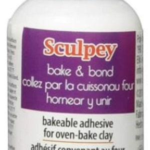Puede incluir: Una botella blanca de adhesivo Sculpey bake and bond para arcilla horneable. La botella está etiquetada con el texto "Sculpey bake & bond" en naranja y morado. La botella es de 59 ml.