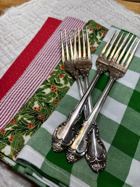 FUN Holiday Christmas Cloth Napkins, Set of 4 - 18 inch, Dinner Size, Fun, Bright and Cheerful!
