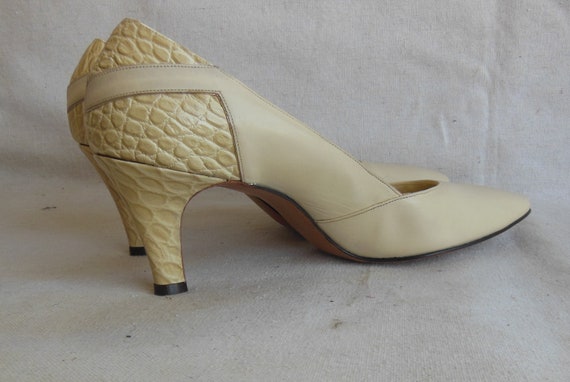 Vintage Off White Leather Snakeskin Mid Heel Pump… - image 7