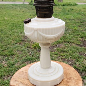 Antique Glass Oil Lamp Lincoln Drape Aladdin Lamp All Original
