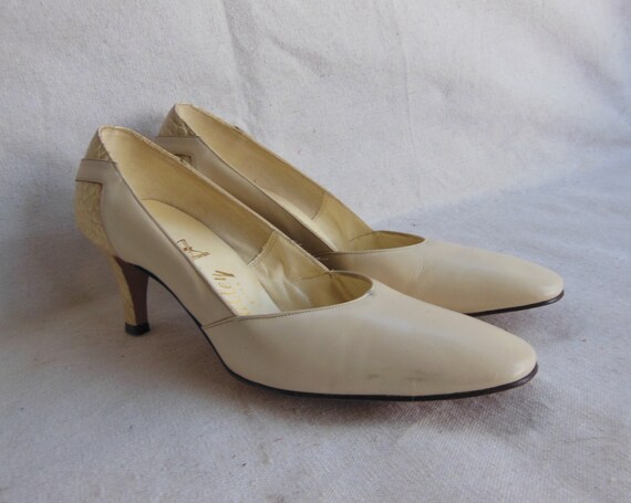 Vintage Off White Leather Snakeskin Mid Heel Pump… - image 3
