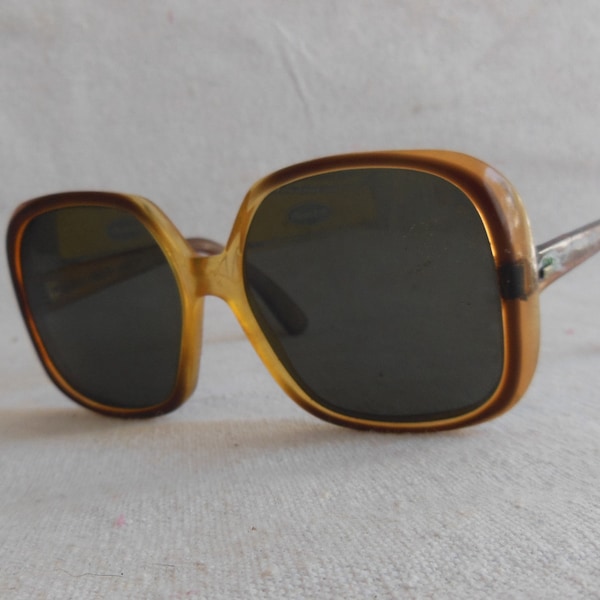 Vintage Plastic Taos American Optical Tortoiseshell Oversize Sun Glasses 1980s Sunglasses Retro Bug Eye Shades Mod Fashion Eyewear