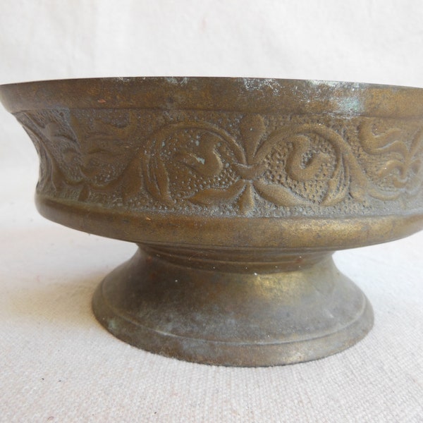 Antique Brass Compote Dish Heavy Metal Solid Brass Bowl Carved Embossed Carved Design Nut Candy Dish Pedestal Change Key Holder Trinket Dish