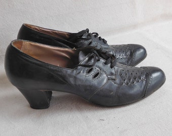 Vintage Oxford Granny Chic Pumps Shoes Chunky Heel Lace Up Black Leather Cutwork Pattern Academia Librarian Sensible Heels 1940s Fashion