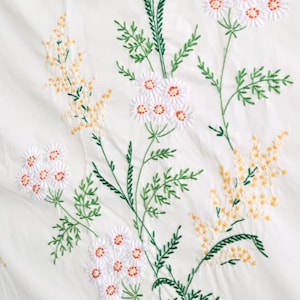 Hand Embroidered Tablecloth Rectangle Flower Daisy Pattern Scallop Edge  87 x 57 Table Cover