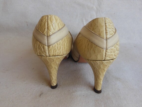 Vintage Off White Leather Snakeskin Mid Heel Pump… - image 6