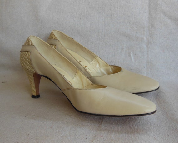 Vintage Off White Leather Snakeskin Mid Heel Pump… - image 8