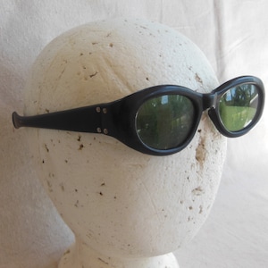 Vintage Black Plastic Polarized Sunglasses